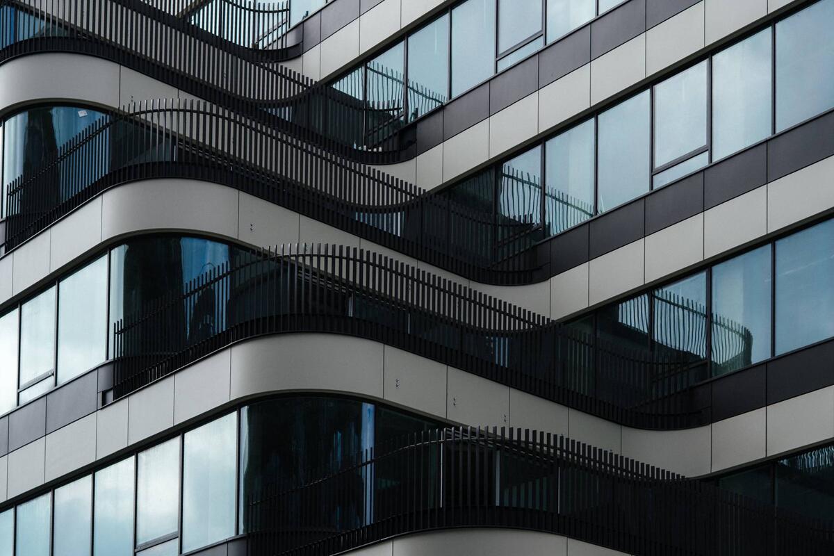 Biznis centar b40: Nova poslovna zgrada sa kaskadnim terasama na uglu dva novobeogradska bulevara