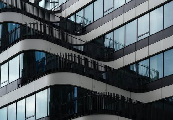 Biznis centar b40: Nova poslovna zgrada sa kaskadnim terasama na uglu dva novobeogradska bulevara